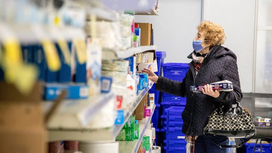 ¿Se puede ir a comprar al negocio del barrio en esta cuarentena total?