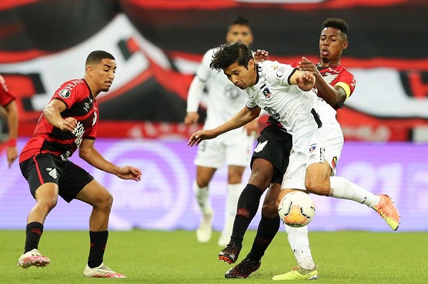 Matías Fernández es criticado por su rendimiento por Patricio Yáñez Foto: Conmebol