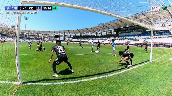 ¡¡¡Gigante Peluca!!! Falcón sacó el balón y aseguró la victoria a Colo Colo