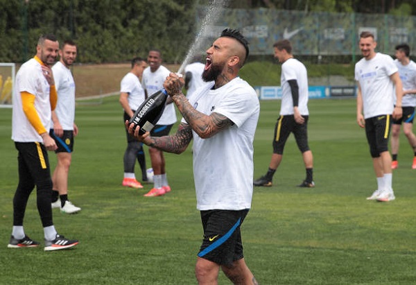 Arturo Vidal celebra el título en Italia