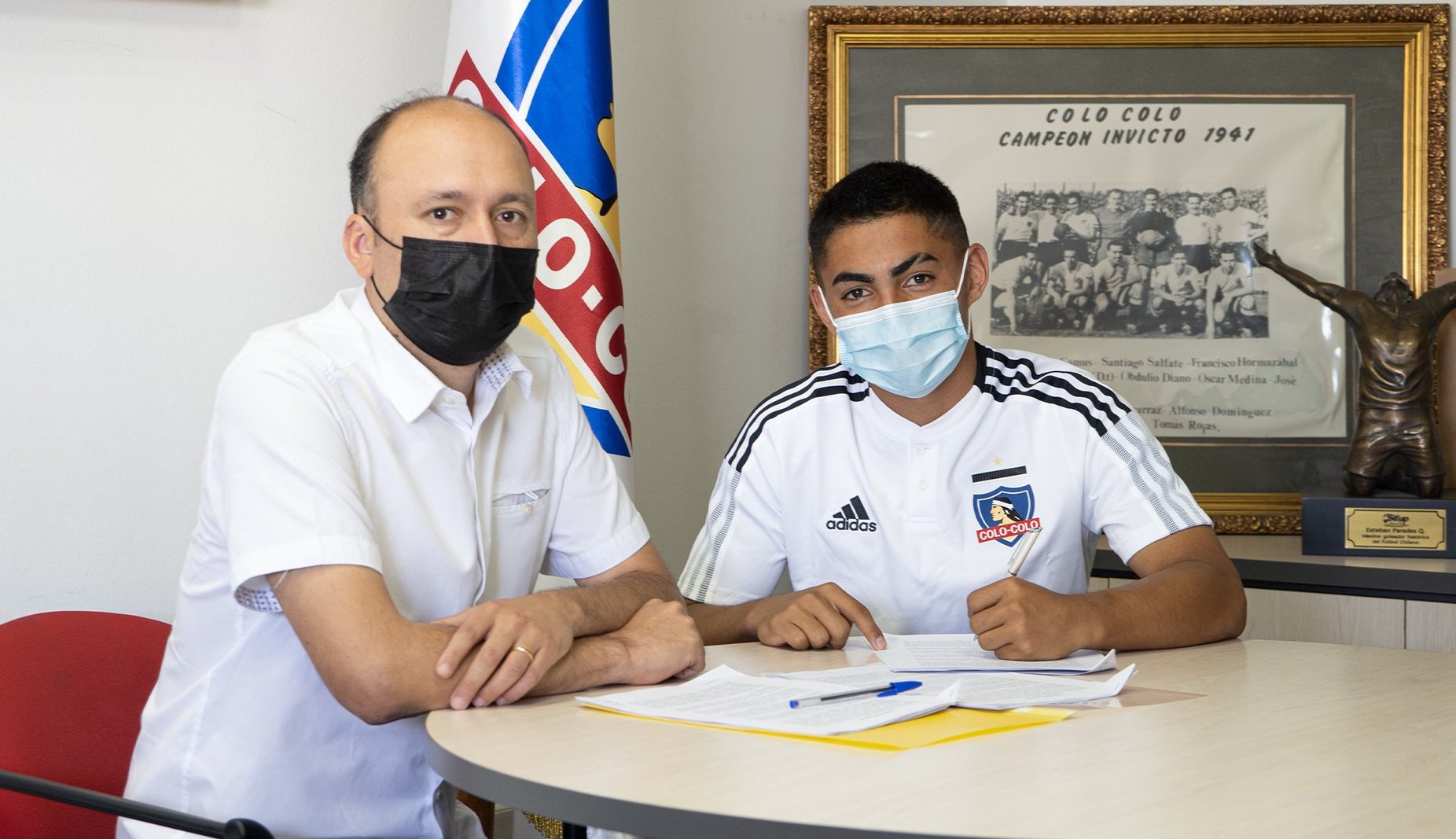 Jordhy Thompson firmó su primer contrato como jugador profesional