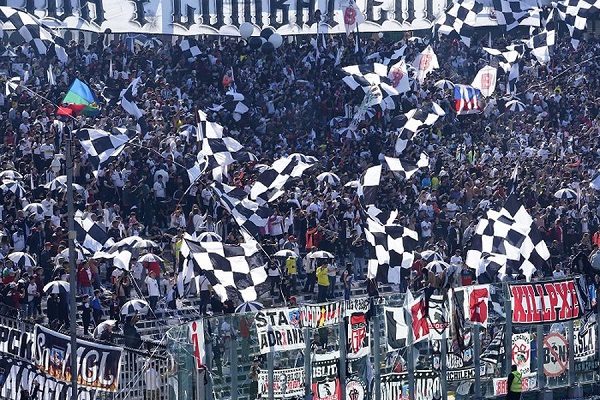 Hinchas de Colo Colo a la espera de la venta de entradas
